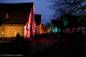 Beleuchtete Gebäude im Paderborner Dorf