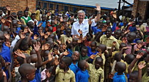 Reiner Meutsch bei Hilfsprojekt in Ruanda