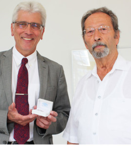Oberbürgermeister Bertram Hilgen überreichte die Ehrennadel der Stadt Kassel an Paul Schmaling (rechts)