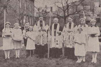 Der Jubilar Propst Hagemann im Kreise der Primizianten Henneken und Schlüter während der Feierlichkeiten im Jahr 1936. (Das Bild ist einem Erinnerungskärtchen entnommen.)