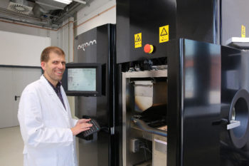 Prof. Dr.-Ing Thomas Niendorf bereitet am 3D-Drucker für Metalle den nächsten Druckvorgang vor. Gemeinsam mit seinem Team arbeitet er daran, den Prozess des Druckens zu optimieren, um möglichst fehlerfrei zu bauen. 