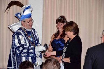 Foto: Schneider / nh Ordensfest mit den Prinzenpaar und verdienten Karnevalisten das Prinzenpaar gibt den Rathausschlüssel an Stadträtin Esther Kalveram zurück