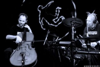 Foto v. l.: Patrick „Rizio“ Cybinski (Cello), Jean „Scheng“ Jacobi (Schlagzeug)