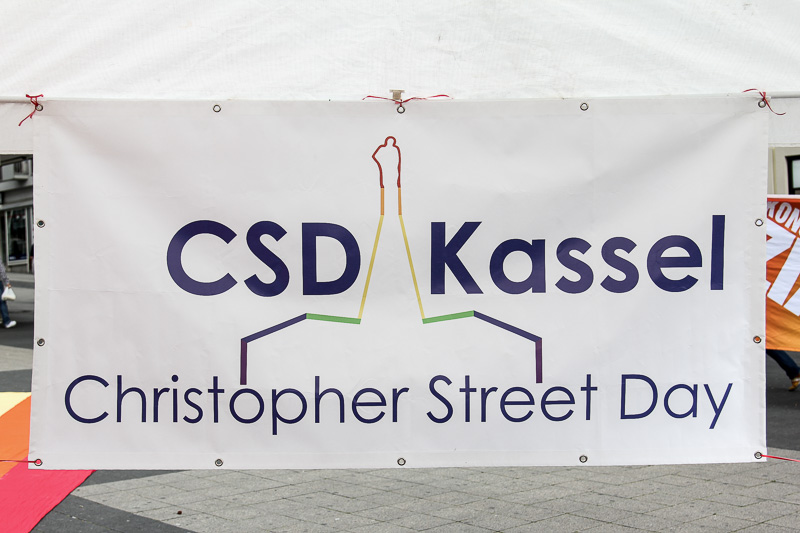 CSD in Kassel – Colour the Streets – Regenbogenfahne wird vor dem Rathaus gehisst