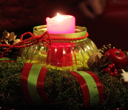 Brennende Kerzen und Lichterketten am Arbeitsplatz: Vorsicht in der Adventszeit