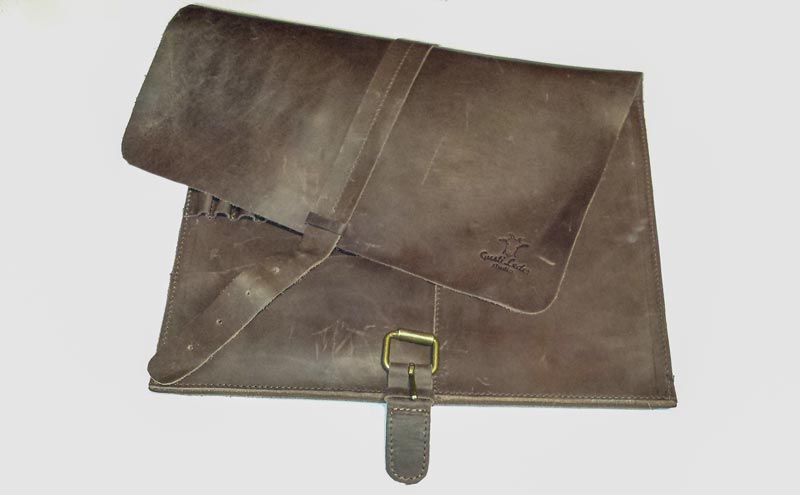 Stilvolle Tablet-Tasche aus Büffelleder von Gusti-Leder