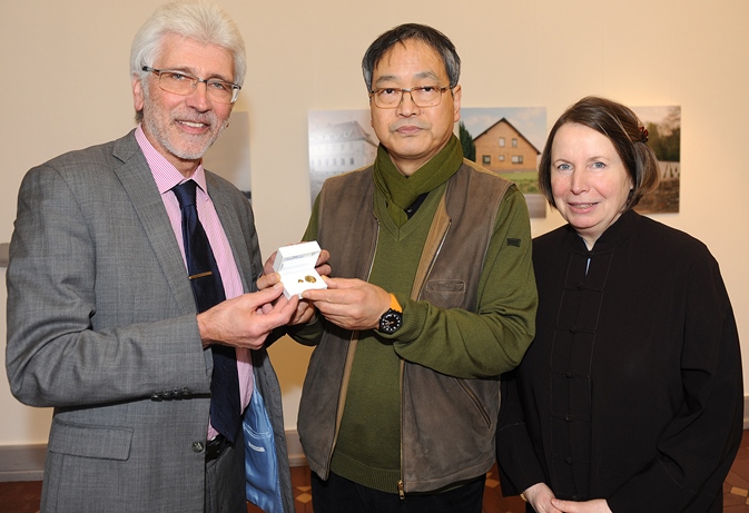 Oberbürgermeister Hilgen verleiht Goldene Ehrennadel an documenta-Künstler Kazuo Katase