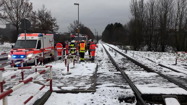 Unfall mit Lokomotive am Bahnübergang Korbacher Straße