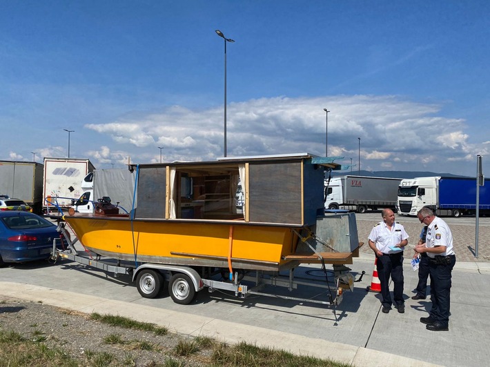 POL-KS: Verkehrssicher in den Urlaub: Autobahnpolizei und Wasserschutzpolizei überprüften Wohnmobile, Wohnwagen und Bootsanhänger