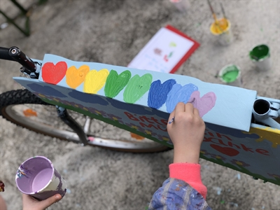 Zaunfiguren für Pferdemarktquartier -Kinder gestalten Schilder als Antwort auf Müllproblematik