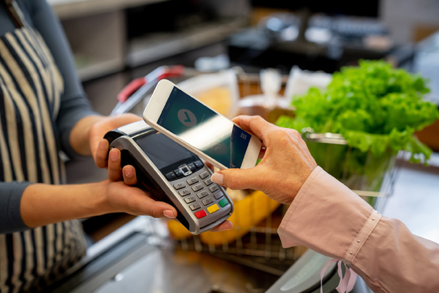 Kontaktlos an der Kasse: Wissenswertes zum neuen Zahlungstrend mit Karte oder Smartphone
