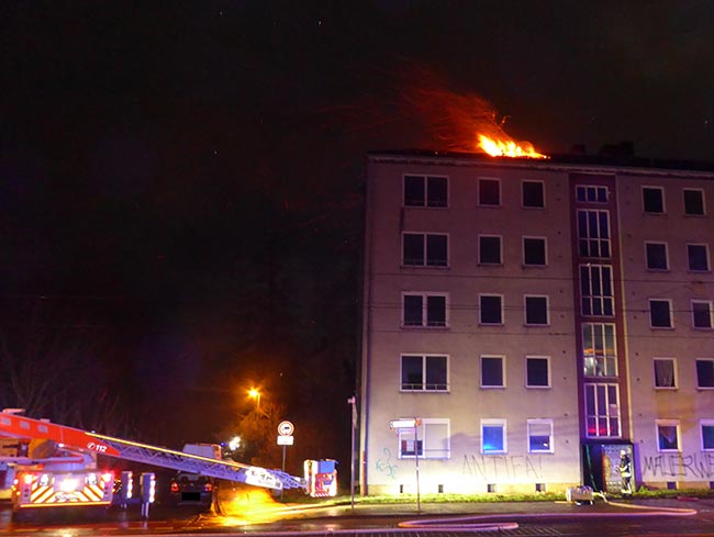 Dachstuhlbrand beschäfitgt die Feuerwehr Kassel in der stürmischen Nach