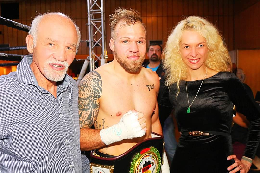 Ungeschlagen in den 35. Profikampf: Box-Champion Mario Jassmann lässt die Stadthalle Korbach beben – Vater-Sohn-Duo Jassmann schreibt Waldecker Sportgeschichte!