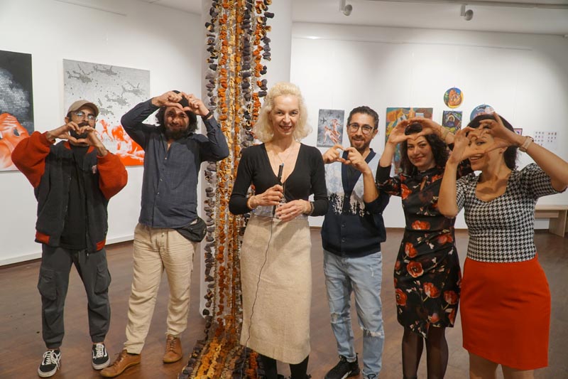 Künstlerin Arya Atti mit neuer Ausstellung „BRÜCKE“ mit Galerie Violett in neuen Räumlichkeiten in der Kasseler Königsgalerie