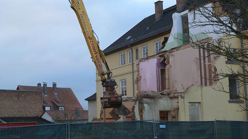 Abbrucharbeiten für den Neubau der Grundschule Sandershausen in vollem Gang