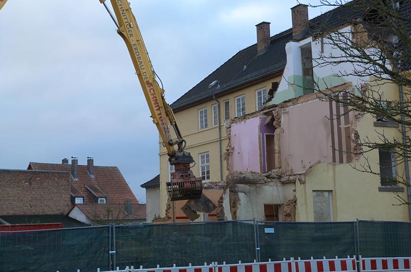 Abbrucharbeiten für den Neubau der Grundschule Sandershausen in vollem Gang