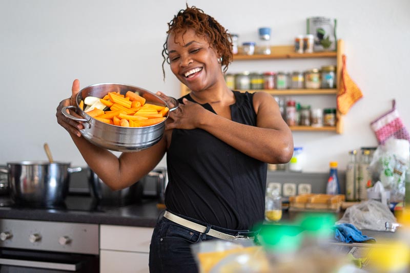 „Social Cooking Event in der Moving School mit Köchin Véronique Kouassi: Afrikanische Küche verbindet Menschen und Kulturen“