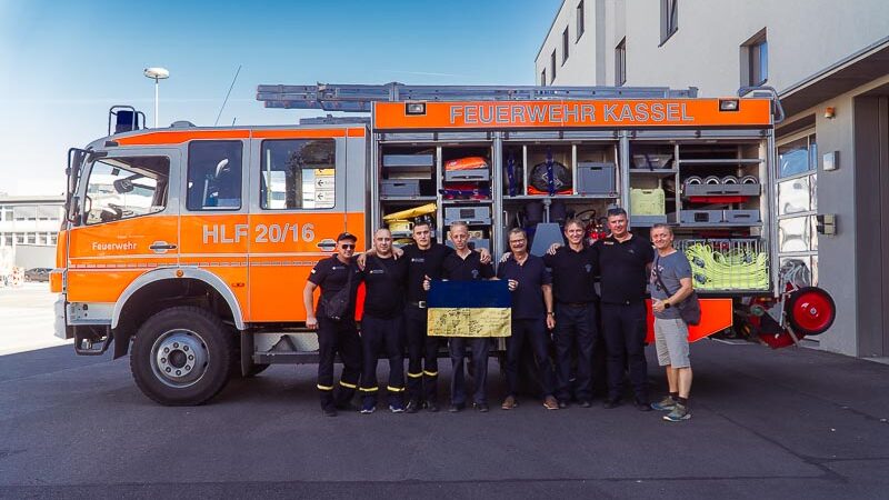 Feuerwehrleute aus Irpin übernehmen Feuerwehrfahrzeuge in Kassel