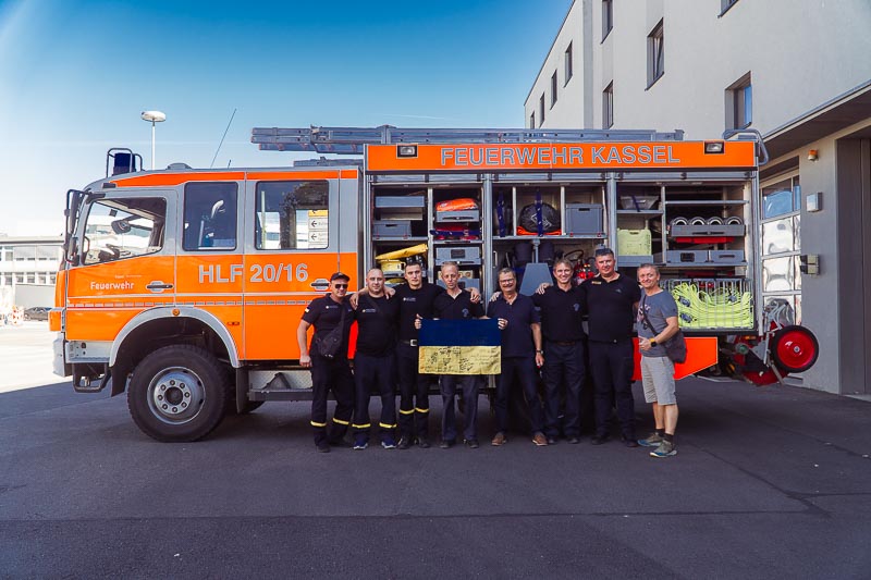 Feuerwehrleute aus Irpin übernehmen Feuerwehrfahrzeuge in Kassel