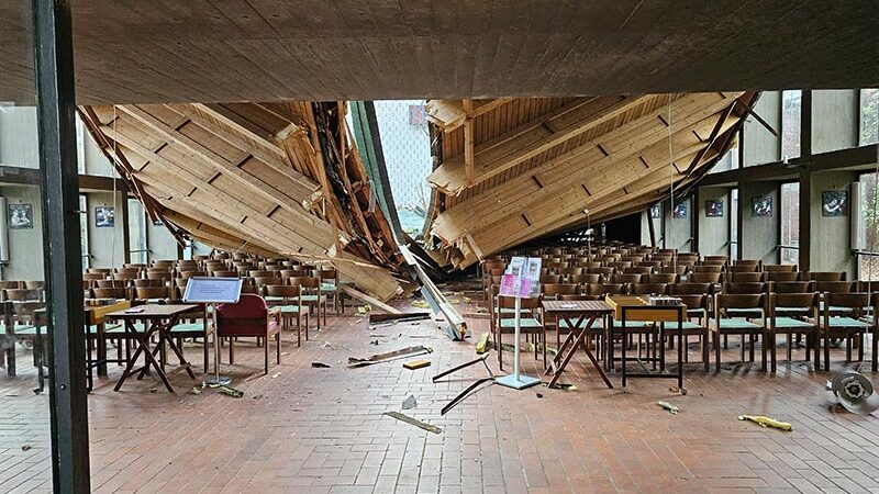 „Kirchendach der St. Elisabeth Kirche in Kassel eingestürzt: Feuerwehr im Großeinsatz“
