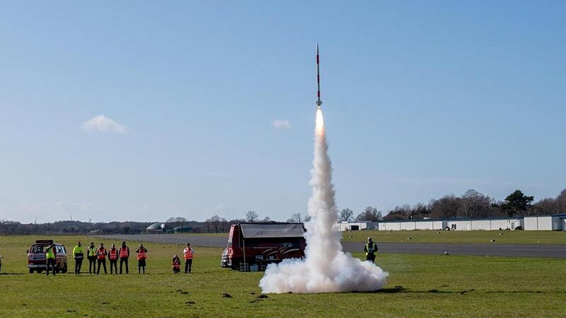 Ein Jahrzehnt Pioniergeist: Deutsche Schülerinnen und Schüler präsentieren selbstgebaute Minisatelliten beim 10. CanSat-Wettbewerb