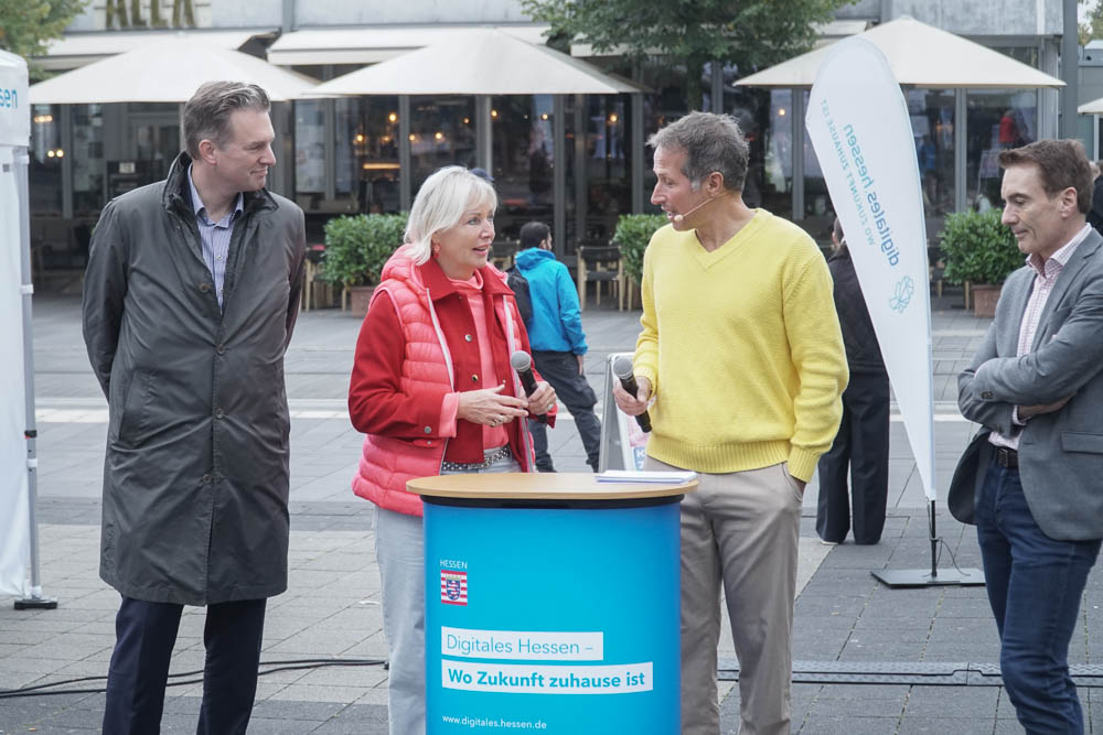 Künstliche Intelligenz live erleben: Interaktive KI-Tour begeistert Kassel am Opernplatz