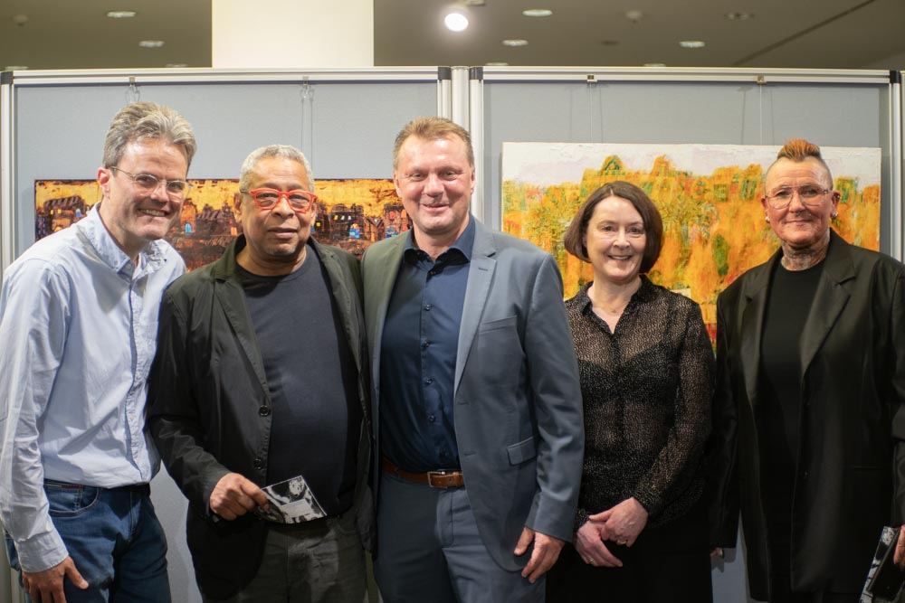 Wanderer zwischen den Welten: Zaki Al-Maboren begeistert mit „Schwarz > < Weiß in Farbe“