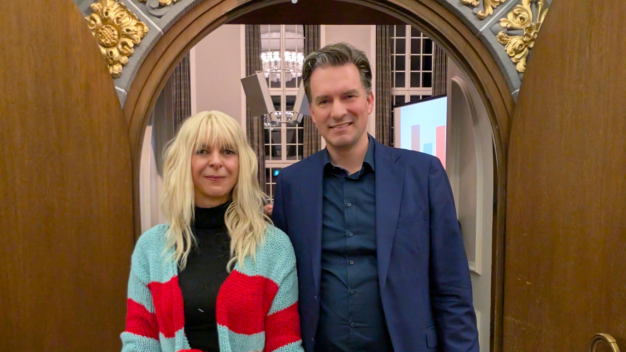 Kommunalwahlabend in Kassel. Spannungen im Rathaus, ausgelassene Stimmung im Hallenbad Ost