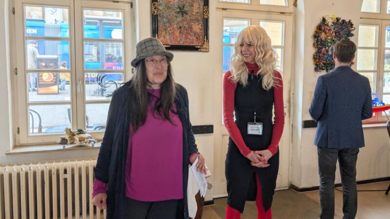 „Kids Art“ von M.V.J. in Kassel: Kunst mit verborgenen Botschaften fasziniert Besucher