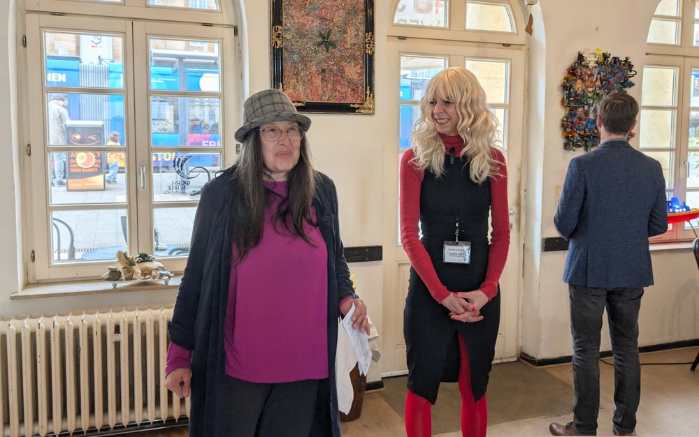 „Kids Art“ von M.V.J. in Kassel: Kunst mit verborgenen Botschaften fasziniert Besucher